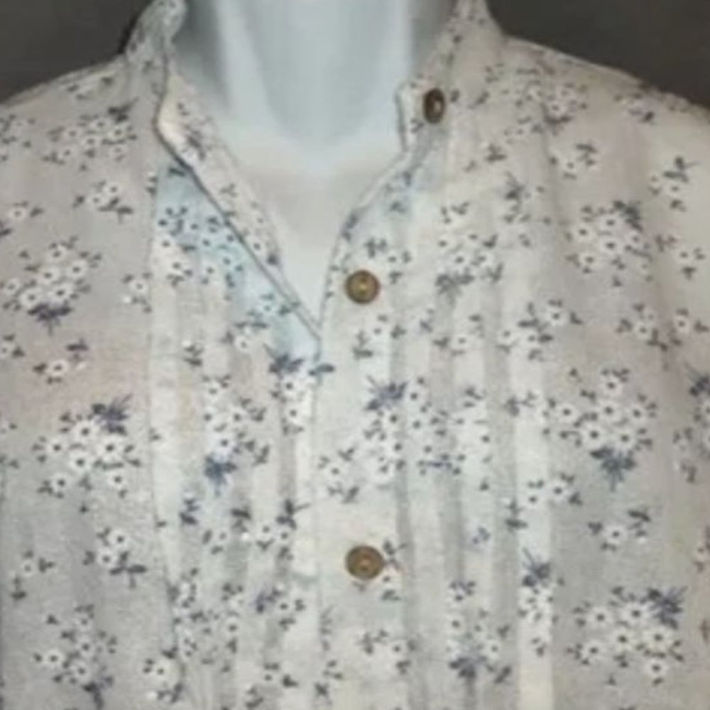 Night gown** sleep shirt. Long White floral in size Medium